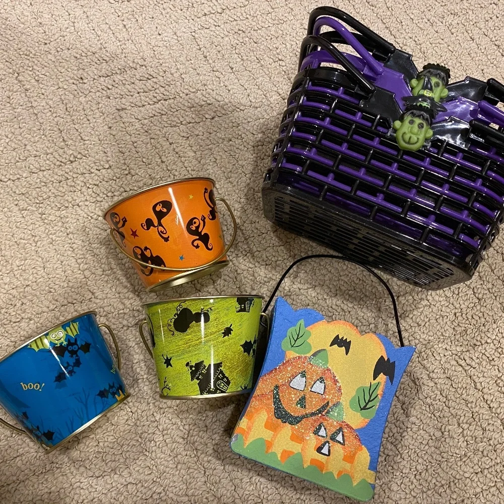 - bundle of halloween decor